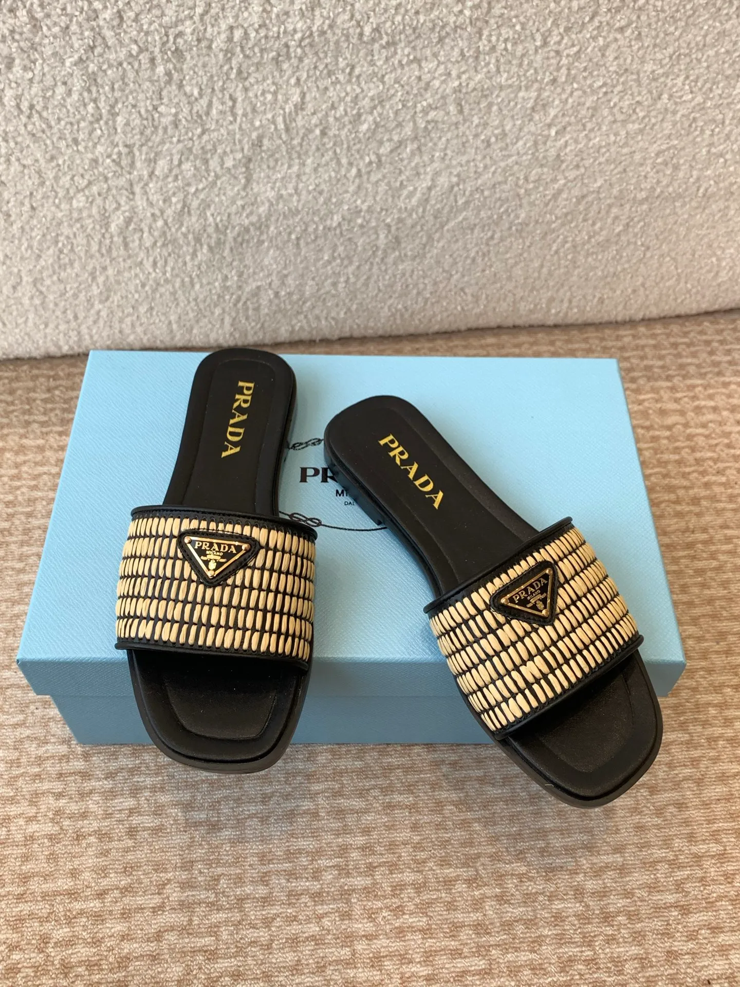 👟👟Ex-factory price 420👟👟 Prada 25ss new spring and summer Prada woven slippers Modern lines and original architectural volumes define these complex charms. The iconic geometric shape of the Prada triangle inspires the heel design, highlighting the taper and soft curves with a unique modern touch.  Upper: original woven upper, lining cowhide, outsole: Italian genuine leather outsole Size: #35-42 (40, 41, 42 customized, non-refundable)